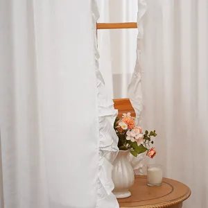 Cortinas blancas con volantes y diseño plisado elegante, perfectas para la decoración del hogar.