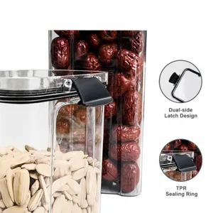 Barattolo di plastica trasparente per alimenti con coperchio per cereali e snack in cucina.