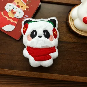 Detalle colgante peluche panda de Navidad, bufanda roja bonita, textura suave y esponjosa.