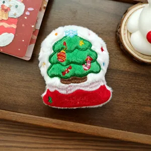 Detalle de parche de felpa de árbol de navidad, lindo diseño de adorno de bola de nieve.