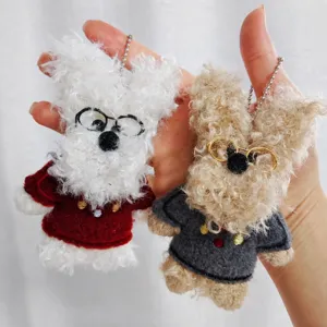 Plüsch Hund Schlüsselanhänger Detail mit sehr süßem lockigen Haar und einer Brille.