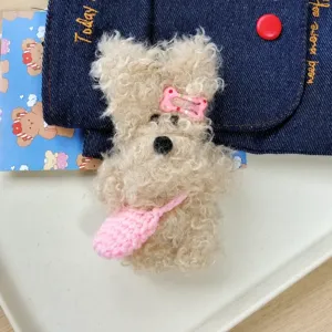 Süßes lockiges Hund Plüsch Anhänger Detail, flauschiger Taschenschmuck mit rosafarbener Spange.
