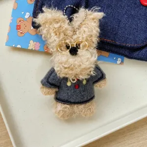 Detailansicht des niedlichen lockigen Plueschhund Schluesselanhaengers mit Brille.