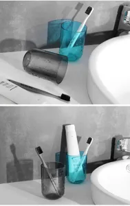 Transparenter Mundspülbecher mit Zahnbürste, modernes minimalistisches Badezimmer-Zahnbürstenhalter.