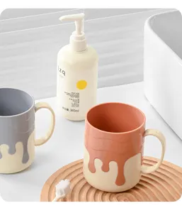 Detailopname van de noordse kunststof mondspoelbeker met uniek druppeldesign en handvat.