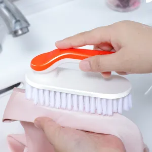 Spazzola per pulizia domestica multifunzionale con setole morbide e manico arancione comodo.