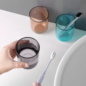 Transparenter Mundbecher Detailansicht, schlichtes rundes Design fuer modernes Badezimmer.