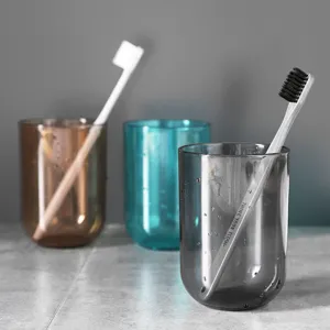 Transparenter Mundspülbecher Zahnbürsten Set, modernes minimalistisches Badezimmer.