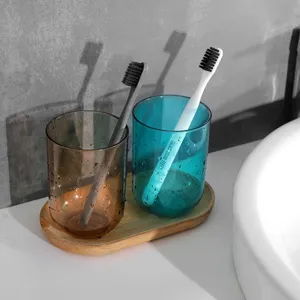 Transparenter Mundspülbecher Set mit Zahnbürsten und Holztablett für modernes Badezimmer