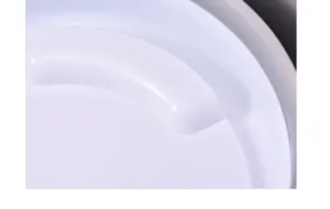 Vista dettagliata della struttura del secchio pieghevole in plastica bianca, portatile.