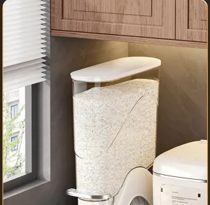 Détail de conteneur de stockage de riz de cuisine étroit avec un corps transparent et bouton.