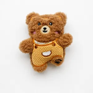 Spilla orsetto in peluche carina con salopetta gialla, consistenza soffice, ricamo squisito.