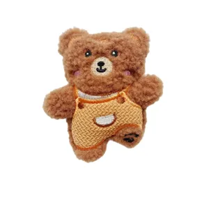 Grazioso patch in peluche di orsetto marrone con salopetta per la decorazione dello zaino.