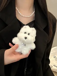 Süßer flauschiger Westie Plüsch Hund Taschenanhänger, Detailansicht des Welpen mit Perlenkette.