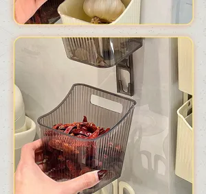 Wandmontierter Küchen-Aufbewahrungsbox-Detail mit Hängekorb-Design für Zwiebeln und Knoblauch.