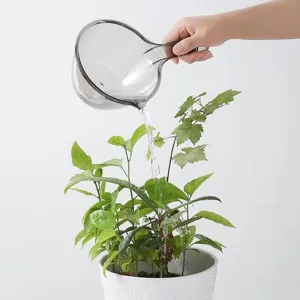 Mestolo d'acqua in plastica trasparente cucina bagno cucchiaio con manico per innaffiare piante