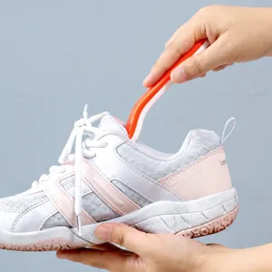 Spazzola multifunzionale per scarpe con manico lungo per la pulizia domestica, setole morbide utili.