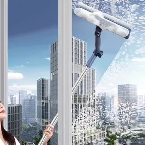 Teleskopro-Fensterputzer mit langer Stange und doppelseitigem Abzieher fuer Hochhausglas.