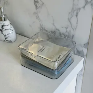 Boîte de rangement transparente avec couvercle pour organiser le bureau sans poussière.