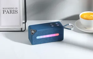 Tragbarer Mini Bluetooth Lautsprecher mit RGB Licht und Trageschlaufe für den Outdoor Einsatz.