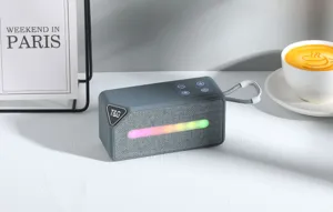 Tragbarer kabelloser Bluetooth-Lautsprecher mit RGB-Lichtern, TWS-Stereo und praktischer Kordel.