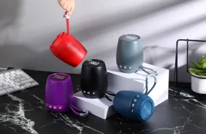 Vista dettagliata dell'altoparlante Bluetooth portatile colorato con cinturino e design mini.