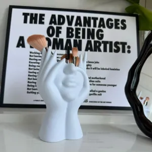 Kreatives menschliches Kunst Design Desktop Stifthalter und Make-up Pinsel Aufbewahrung Detail.