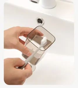 Transparante donkergrijze tandenborstelbeker detail voor moderne badkamer wastafel gebruik en opslag.