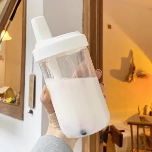 Detailansicht einer tragbaren Trinkflasche mit Strohhalm und transparentem Gehäuse