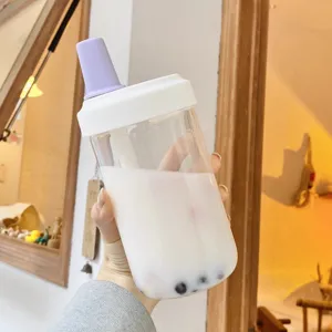 Nahaufnahme eines minimalistischen Milchteebechers aus Kunststoff mit weißem Deckel
