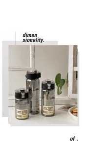 Detailansicht der großen tragbaren Plastik-Wasserflasche mit schwarzem Deckel und grauem Körper.