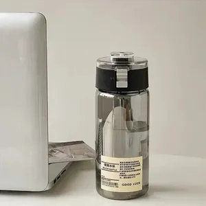 Nahaufnahme einer tragbaren Kunststoff Wasserflasche mit Deckel in Schreibtisch Szene.