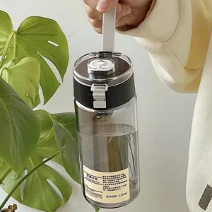 Tragbare minimalistische Kunststoff-Trinkwasserflasche mit Deckel und Tragegriff.