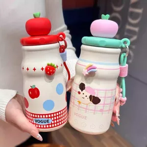 Süße Cartoon Edelstahl Isolierflasche mit einem praktischen Tragegurt und Anhänger.