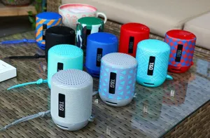 Altoparlante bluetooth senza fili portatile mini stereo colorato vista dettagliata