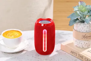Mini altavoz bluetooth inalámrico portátil con luces LED de colores, diseño cilíndrico rojo.