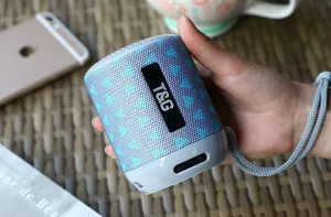 Altoparlante Bluetooth portatile impermeabile con motivo a triangolo blu e laccetto.