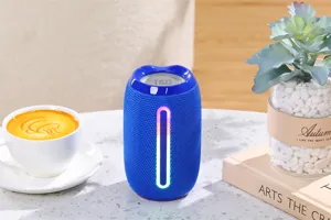 Mini altavoz bluetooth portatil con luz RGB, graves profundos, ideal para escritorio y exterior.