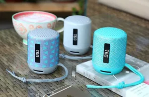 Altoparlante bluetooth portatile impermeabile da esterno mini con corda in vari colori vivaci.