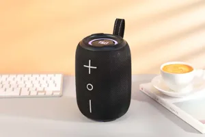 Enceinte Bluetooth sans fil portable avec lumières LED et design en tissu pour l'extérieur.