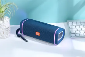 Tragbarer Bluetooth-Lautsprecher mit Stoffnetz und bunten RGB-Lichtringen für den Außeneinsatz.