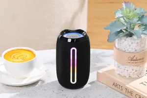 Altavoz Bluetooth portátil en primer plano, caja de sonido inalámbrica cilíndrica con luces RGB.