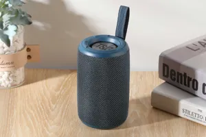 Tragbarer kabelloser Bluetooth-Lautsprecher mit Stoffgewebe und praktischer Trageschlaufe fur outdoor.