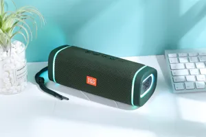 Tragbarer Bluetooth Lautsprecher mit Stoffbezug, bunten LED-Lichtringen und praktischer Trageschlaufe.