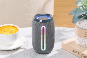 Mini altavoz Bluetooth portátil con luces RGB coloridas y graves potentes para uso en escritorio.