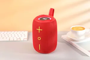 Vue détail de l'enceinte Bluetooth rouge portable avec tissu étanche et lumières LED.