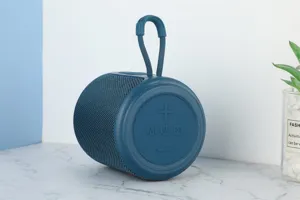 Blauer tragbarer Stoff-Bluetooth-Lautsprecher Detail, mit Netzkorpus und praktischer Schlaufe.