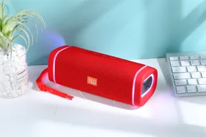 Tragbarer kabelloser Bluetooth Lautsprecher mit bunten LED-Lichtern und Stoffbezug.