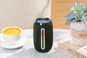 Mini altavoz Bluetooth inalambrico portatil con luz RGB colorida y graves potentes detalles.