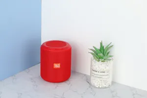 Tragbarer roter Stoff-Bluetooth-Lautsprecher mit T&G-Logo und praktischer Bedienung.